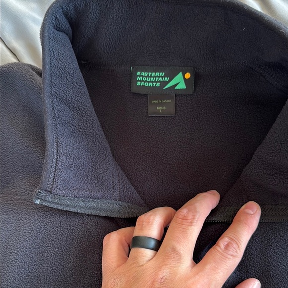 ⛳️Eastern Mountain Black Fleece Vest Size large in ALMOST NEW condition. - Picture 2 of 5